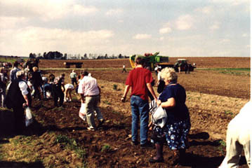 Begeistert lesen die Besucher des Festes selbst