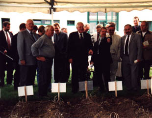 Die Prominenten betrachten ihre Kartoffelreihen