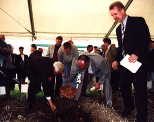 Ministerpr&auml;sident Dr. Bernhard Vogel erntet die Kartoffelsorte B&ouml;hms Mittelfr&uuml;he