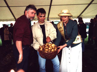 Landrat M&uuml;nchberg mit der Klo&szlig;marie und einem Sch&uuml;ler der Landwirtschaftsschule Schwerstedt