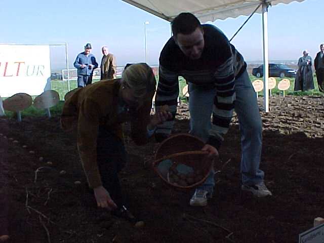 Die Eisschnelllaufweltmeisterin Gunda Niemann-Stirnemann legt die Sorte Gunda