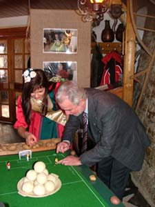 Wirtschaftsminister Jürgen Reinholz und Kartoffelprinzessin Anja I. eröffnen mit einem Tipp Kick Anstoß die Sonderausstellung