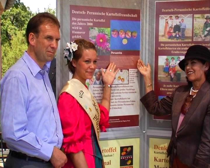 Deutsch-Peruanische Kartoffelfreundschaft Er&ouml;ffnung durch Ministerpr&auml;sident Dieter Althaus, die Peruanische Konsulin Aurora Luque, den Kurator der Ausstellung und Direktor des Th&uuml;ringer Klo&szlig;museum Sylk Schneider und die Kartoffelprinsessin Katja I